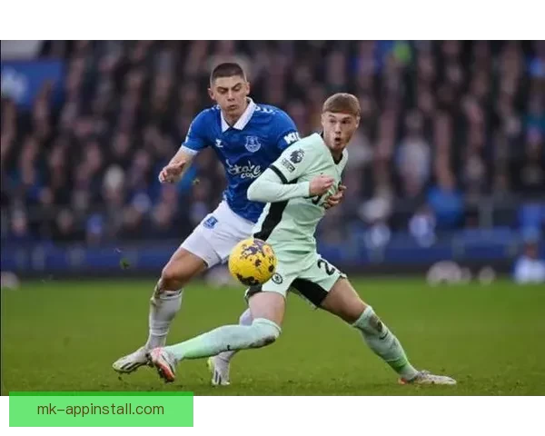 费尔南德斯禁赛在身仍与库库雷利亚轻松交谈气氛融洽